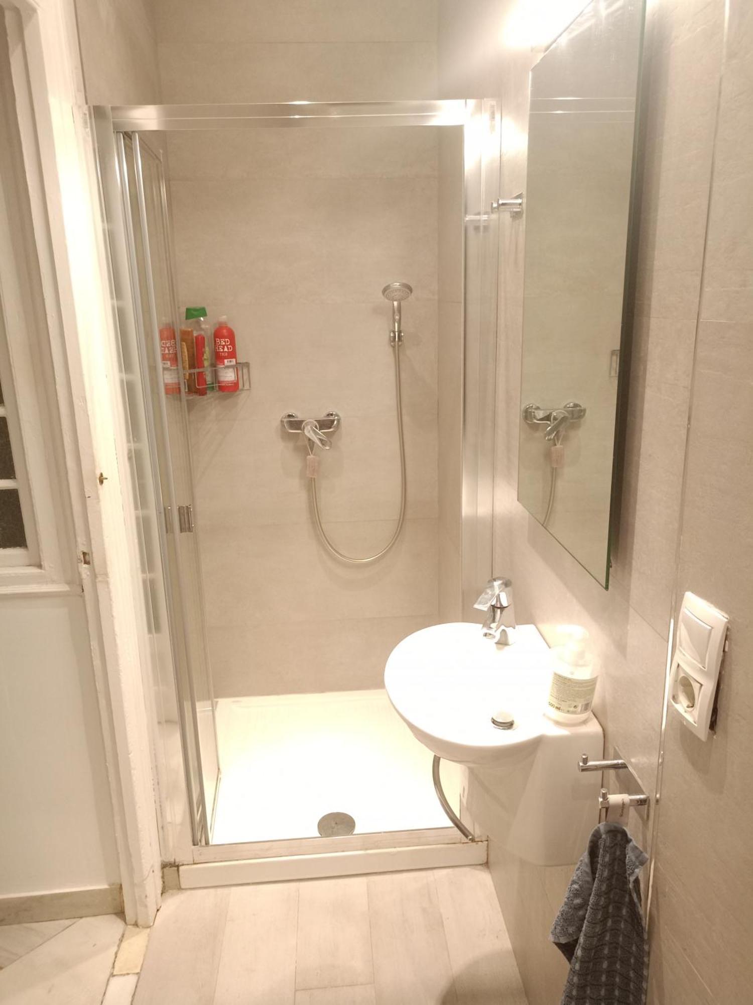 Small Stylish Room With Comfortable Queen-Size Bed In Very Large, Beautifully Decorated Shared Flat In The Historic Centre Of Màlaga Exteriér fotografie