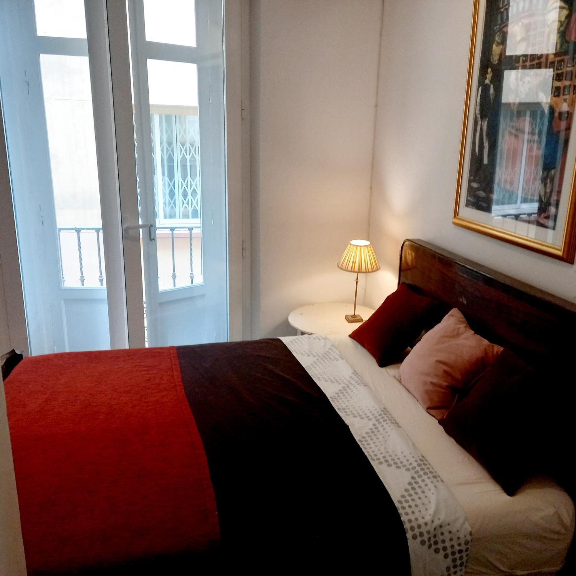 Small Stylish Room With Comfortable Queen-Size Bed In Very Large, Beautifully Decorated Shared Flat In The Historic Centre Of Màlaga Exteriér fotografie