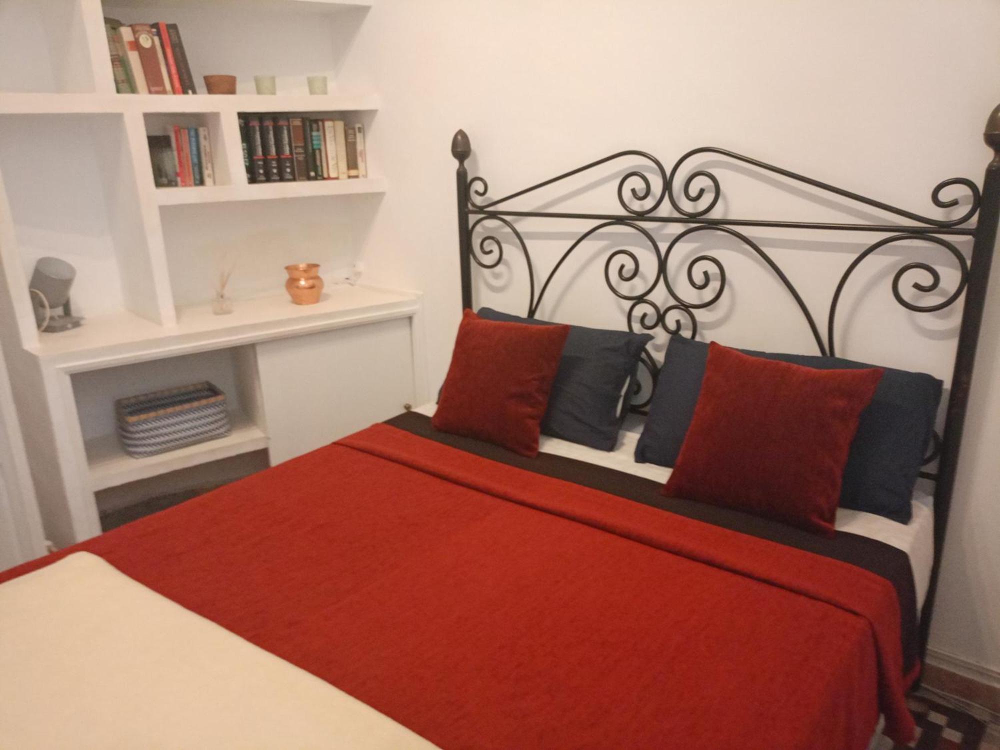 Small Stylish Room With Comfortable Queen-Size Bed In Very Large, Beautifully Decorated Shared Flat In The Historic Centre Of Màlaga Exteriér fotografie
